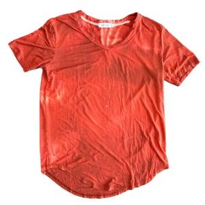 Marlow Short Sleeve V-Neck Tee in Coral